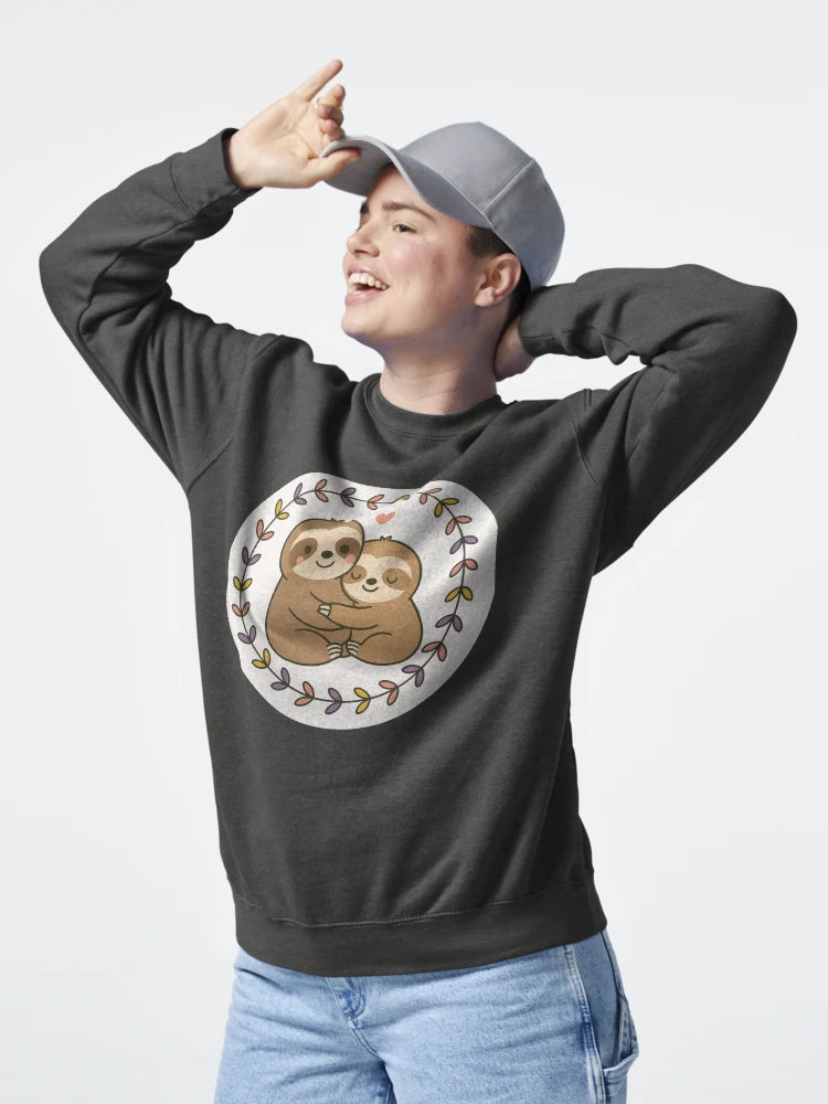Cute Sloth Hug – Loving Sloths in Floral Wreath Classic T-Shirt